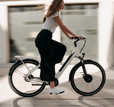 Frau fährt E-Bike